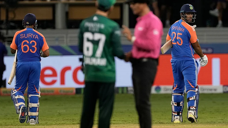 ක්රිකට් තරඟවලදී අතට අත දීමේ නීතියක් නැහැ – BCCI ප්රකාශකයෙක් මාධ්ය වෙත කියයි