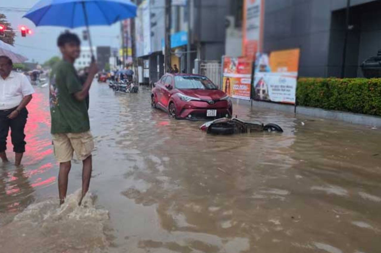 අධික වැස්සෙන් ගාල්ල නගරය යට වෙයි