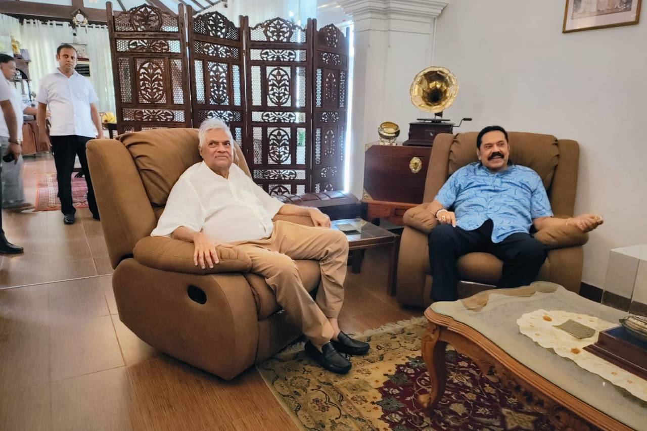 රනිල් මහින්දගේ සුවදුක් සොයා බලන්න කාල්ටන් යයි
