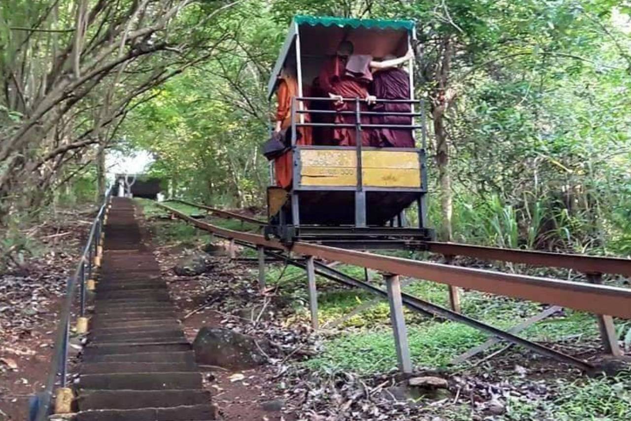 නා උයන ආරණ්ය සේනාසනයේ ඩක්කුව කඩා වැටී හිමිවරු හත්නමක් අපවත් වෙති