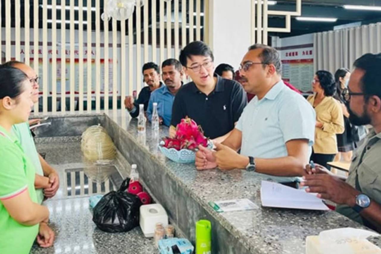 ඇමති බිමල් චීනයේ වගාවන් බලන්න ගිහින්