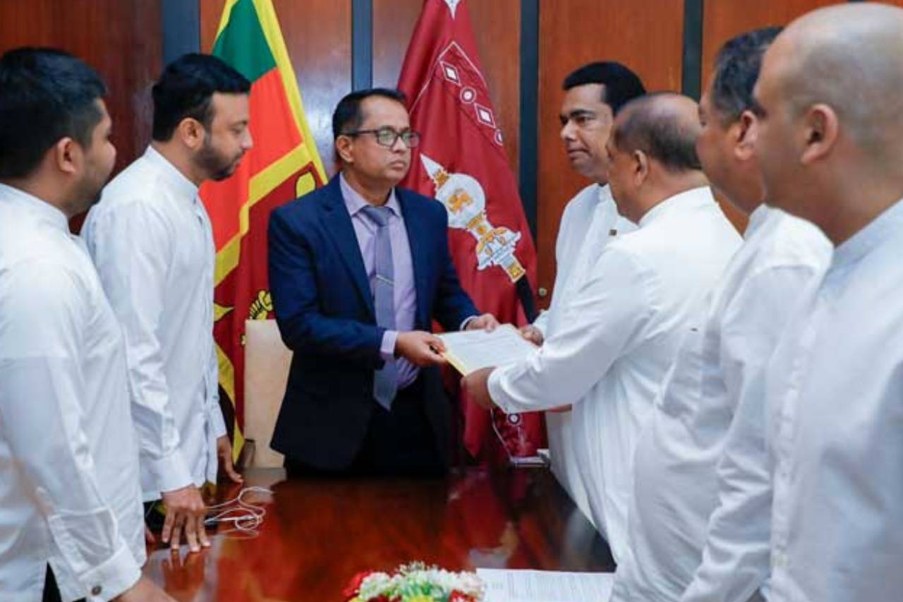 රේගුවේ බහාලුම් සිද්ධිය ගැන විපක්ෂය විශේෂ කාරක සභාවක් ඉල්ලයි