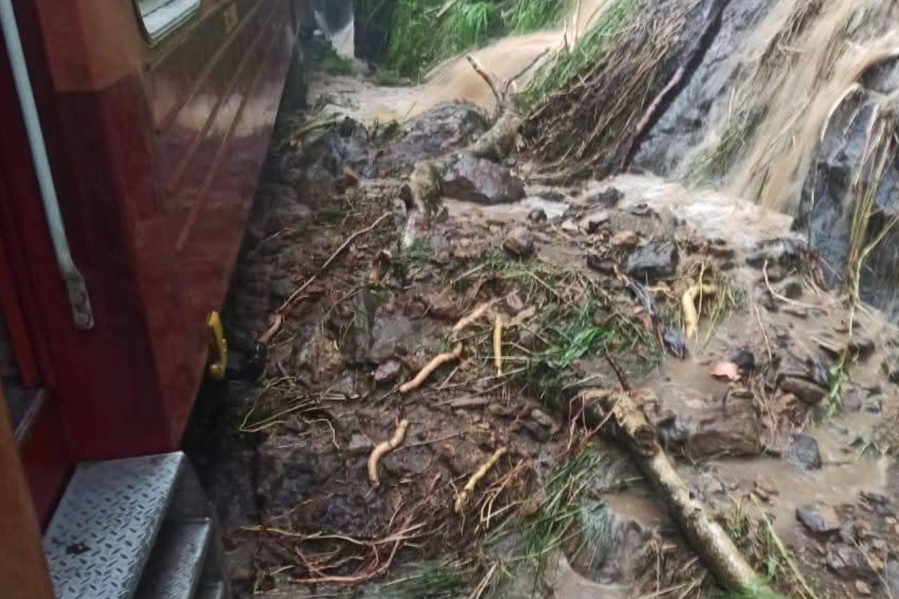 අයහපත් කාලගුණය හේතුවෙන් උඩරට මාර්ගයේ දුම්රිය ධාවනයට බාධා
