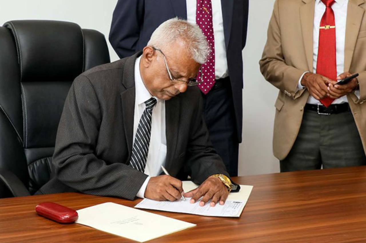 පාස්කු ප්රහාර මහ මොළකරු හඳුනාගෙන අවසන් – රවී සෙනෙවිරත්න පාර්ලිමේන්තු කමිටුව හමුවේ ප්රකාශ කරයි