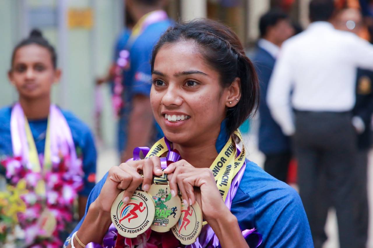 අනුශූරතාව දිනූ ශ්රී ලංකා කණ්ඩායම දිවයිනට