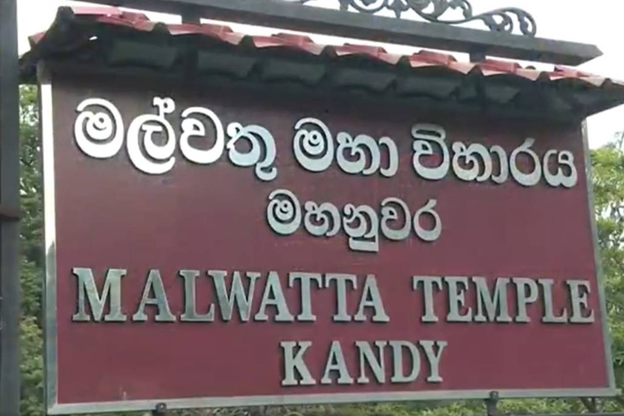 මල්වතු නායක හාමුදුරුවන්ගේ නෑයෙක් ලෙස රගපෑ වේදිකා නළුවෙක් නුවර දී අල්ලයි