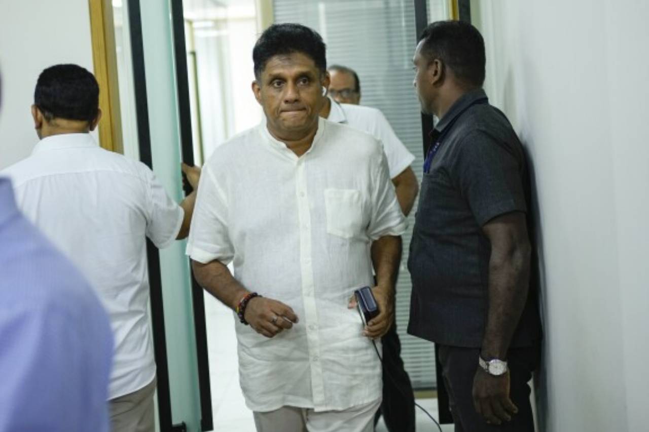 සජිත්ගේ ඉන්දීය ගමන නිසා සජබය ගිනි ගනී