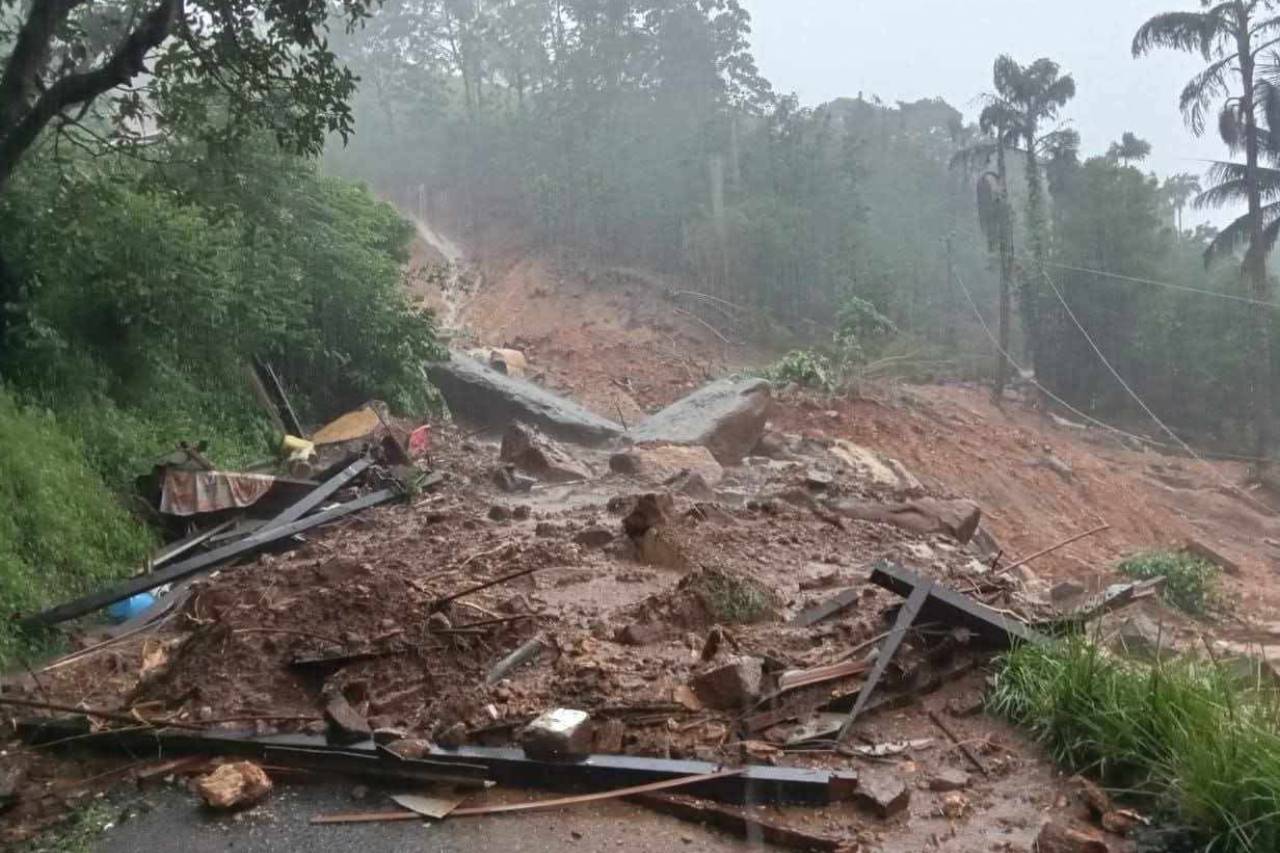 මහනුවර ගංගොඩ ප්රදේශයේ නායයෑමකින් තිදෙනෙකු ජීවිතක්ෂයට