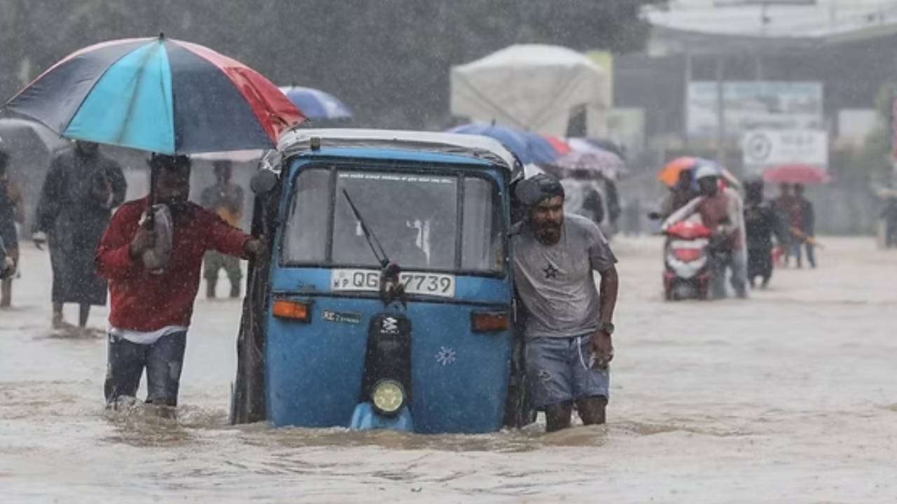 වැස්ස ආයෙත් රටම කළඹයි – දිස්ත්‍රික්ක 6කට නාය යෑමේ අනතුරු අඟවයි