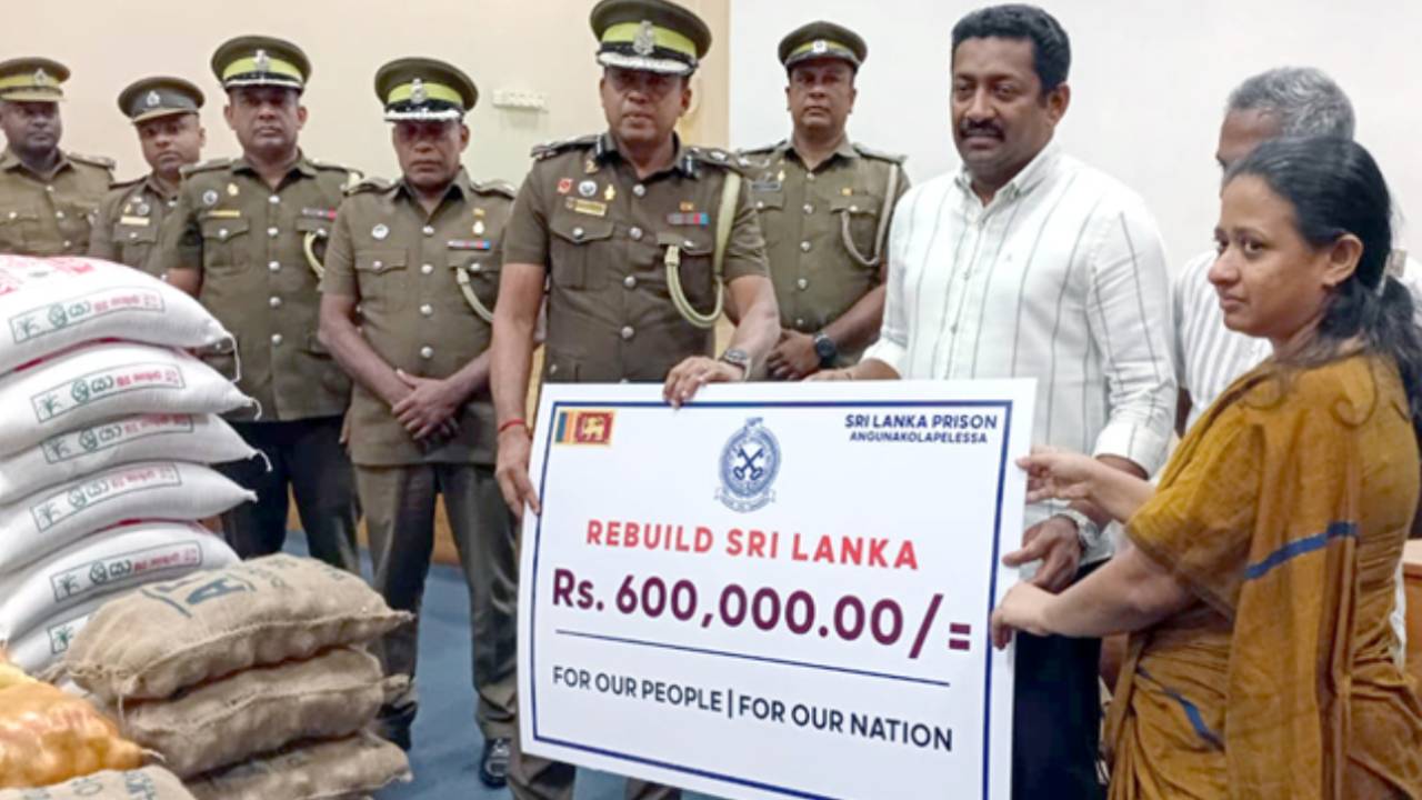 බන්ධනාගාරයේ රැඳවියන් Rebuilding Sri Lanka අරමුදලට රු. ලක්ෂ 06ක මුදලක් පරිත්යාග කරයි