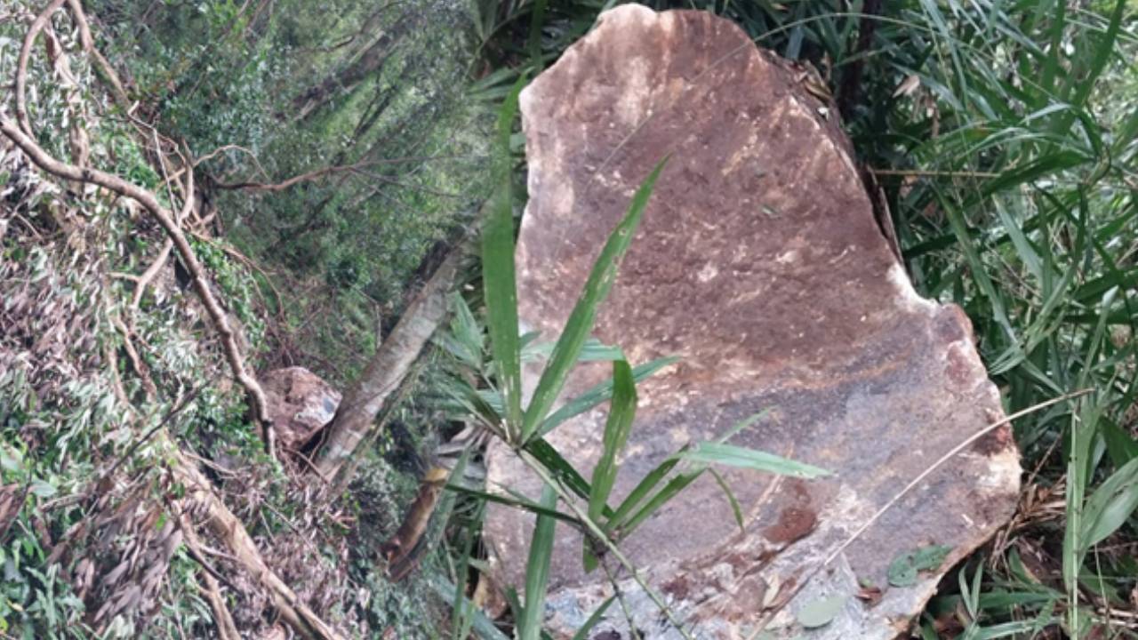 ගල් පෙරළීමක් හේතුවෙන් හල්දුම්මුල්ලේ පවුල් හයක් ඉවත් කරයි