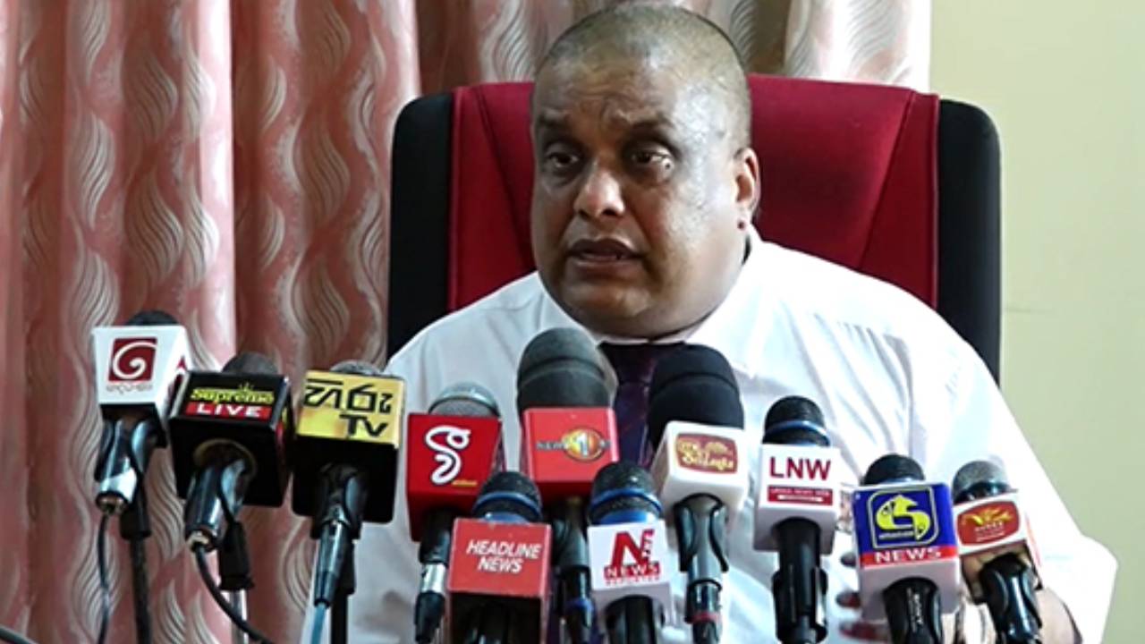 වෛද්ය රුක්ෂාන් බෙල්ලනගේ වැඩ තහනම් කෙරේ