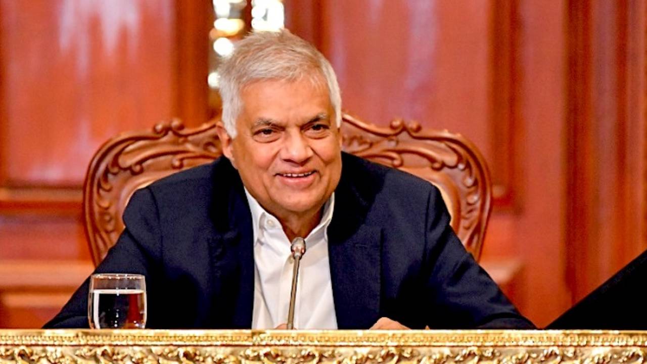 රනිල්ගෙන් හදිසි පක්ෂ නායක රැස්වීමක්