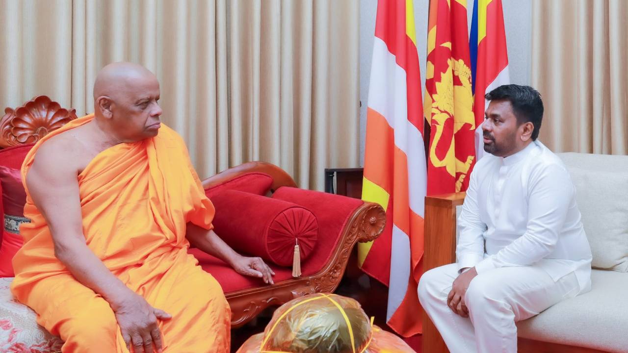 ජනපති අනුර දළදා වැදපුදා ගනී