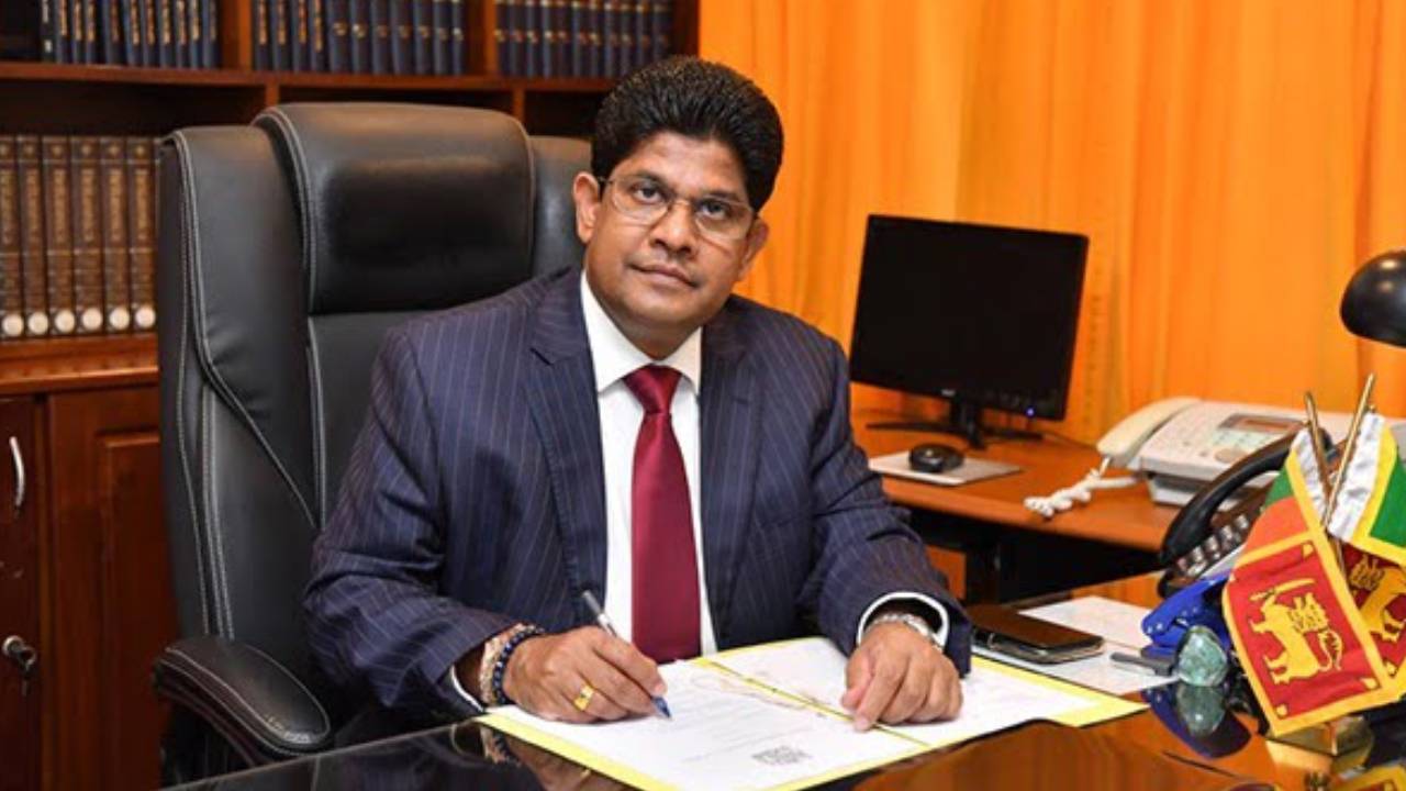 පාර්ලිමේන්තුවේ නියෝජ්‍ය මහ ලේකම්ගේ වැඩ තහනම්