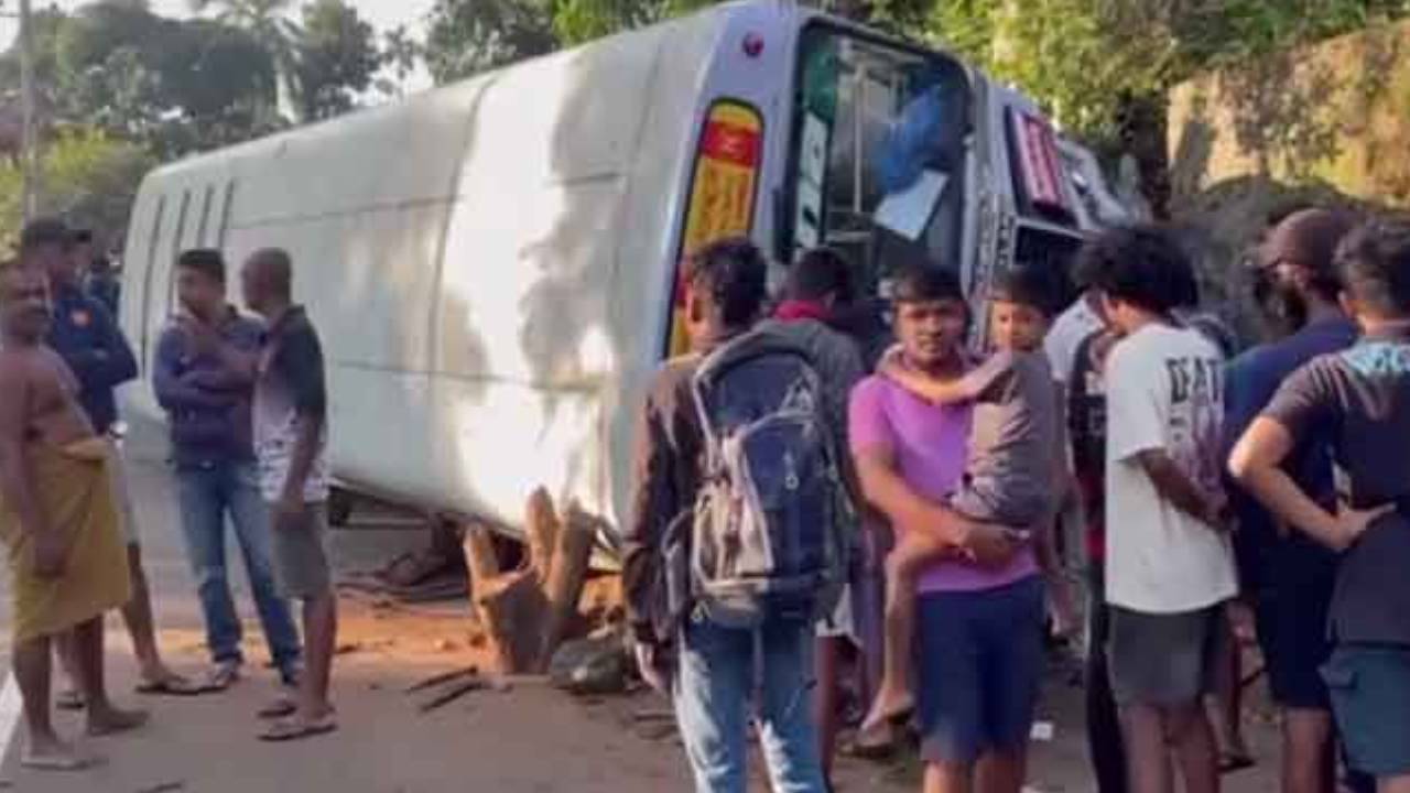 හල්දුම්මුල්ල ප්‍රදේශයේදී බස් රථයක් පෙරලීමෙන් බස් රථයේ රියදුරු ජීවිතක්ෂයට