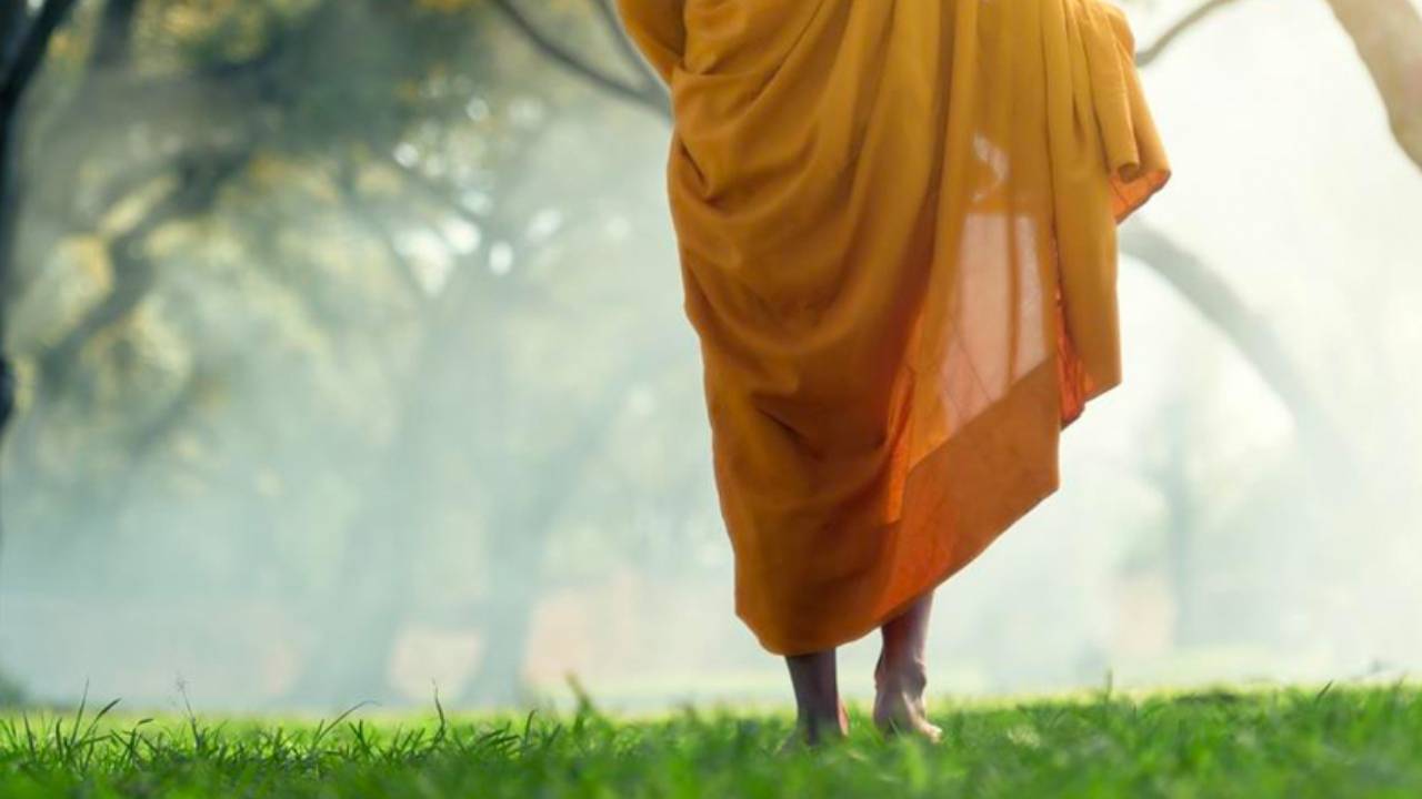 බස් රථයක ගැටීමෙන් මෙහෙණින් වහන්සේ නමක් අපවත් වෙයි