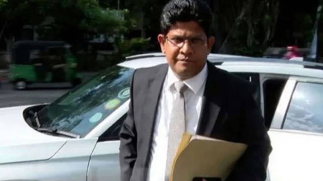 වැඩතහනමට ලක්වූ පාර්ලිමේන්තු නියෝජ්‍ය මහ ලේකම්ගෙන් කථානායකට එරෙහිව අල්ලස් කොමිසමට පැමිණිල්ලක්