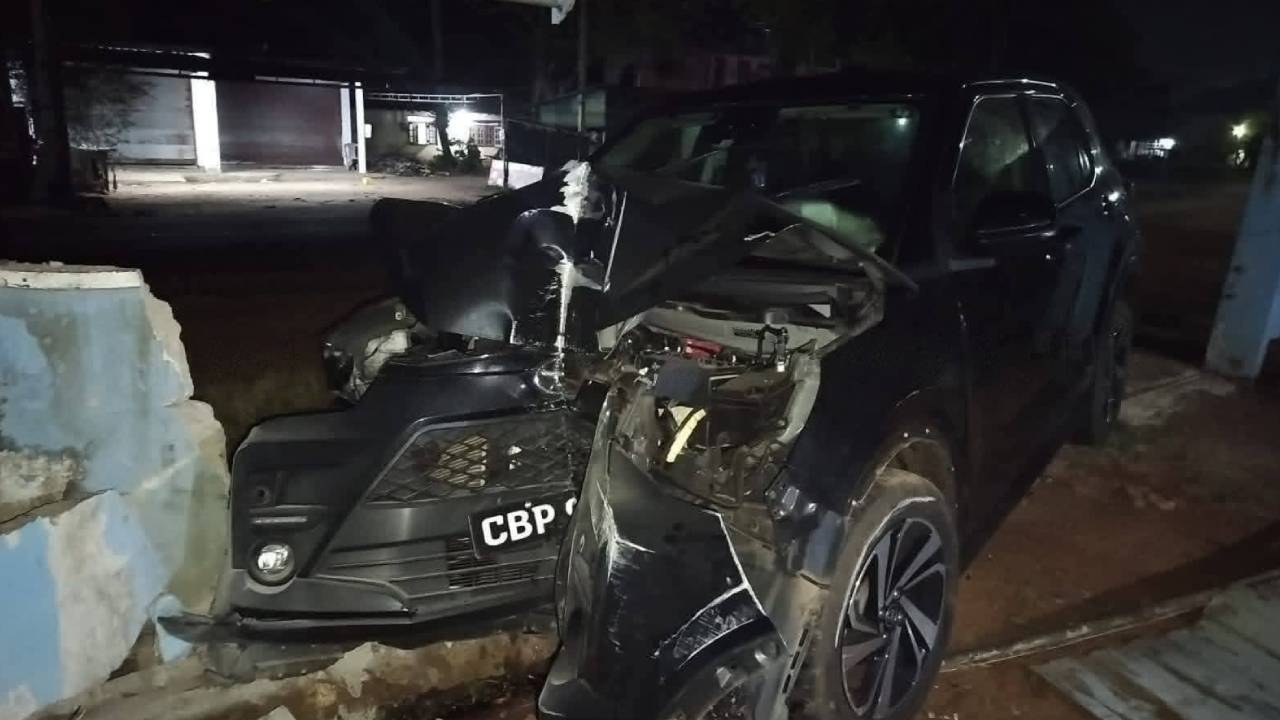 මාලිමා මන්ත්‍රීවරයෙක් පැදවූ මෝටර් රථය තාප්පයක ගැටෙයි