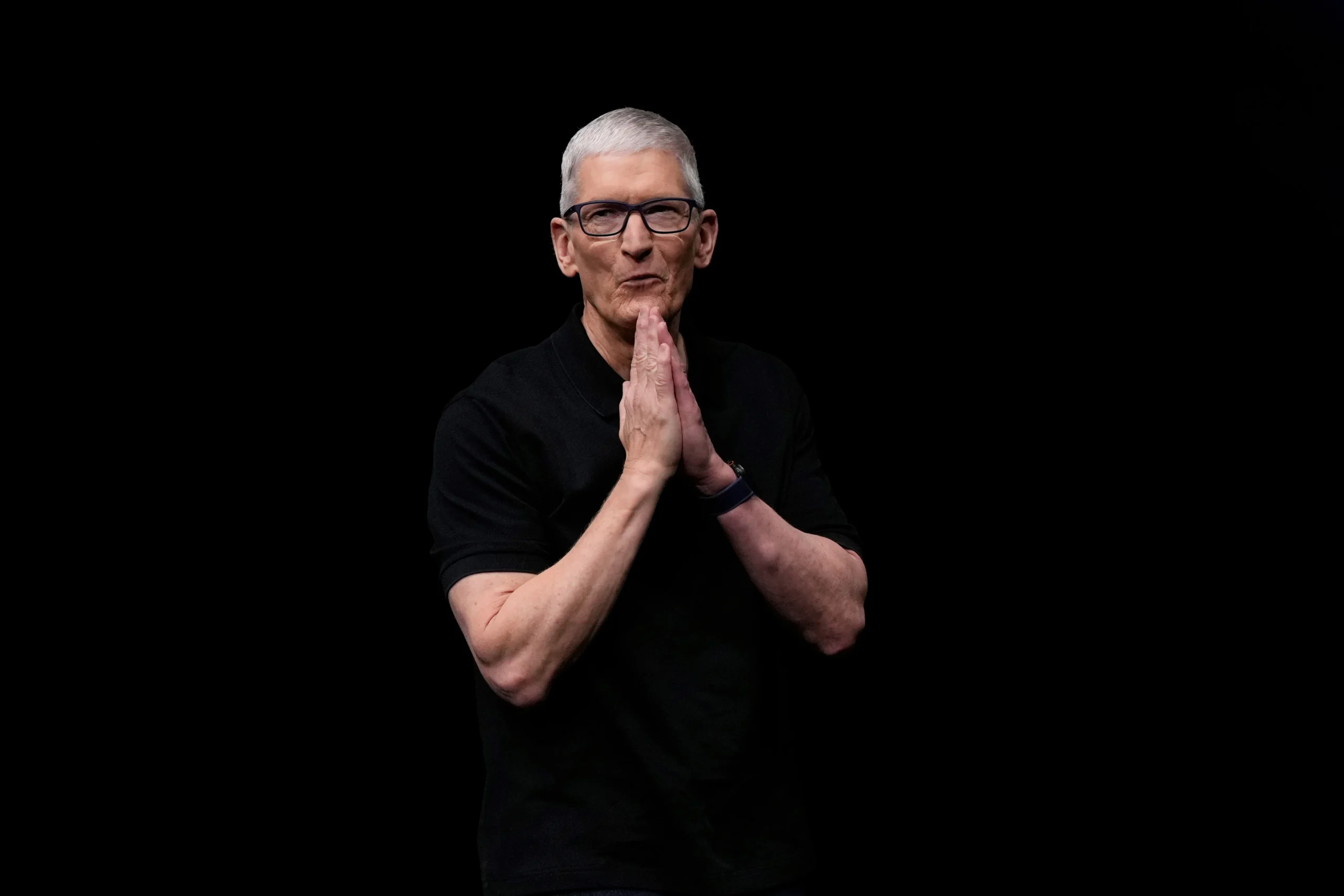 Tim Cook to Step Down, Apple Hardware Chief to Take Helm