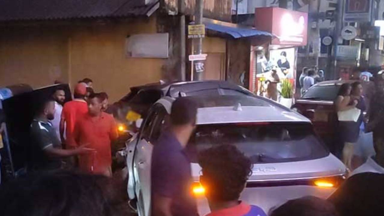 ඇහැලියගොඩ දී වාහන පෙළක් ගැටෙයි