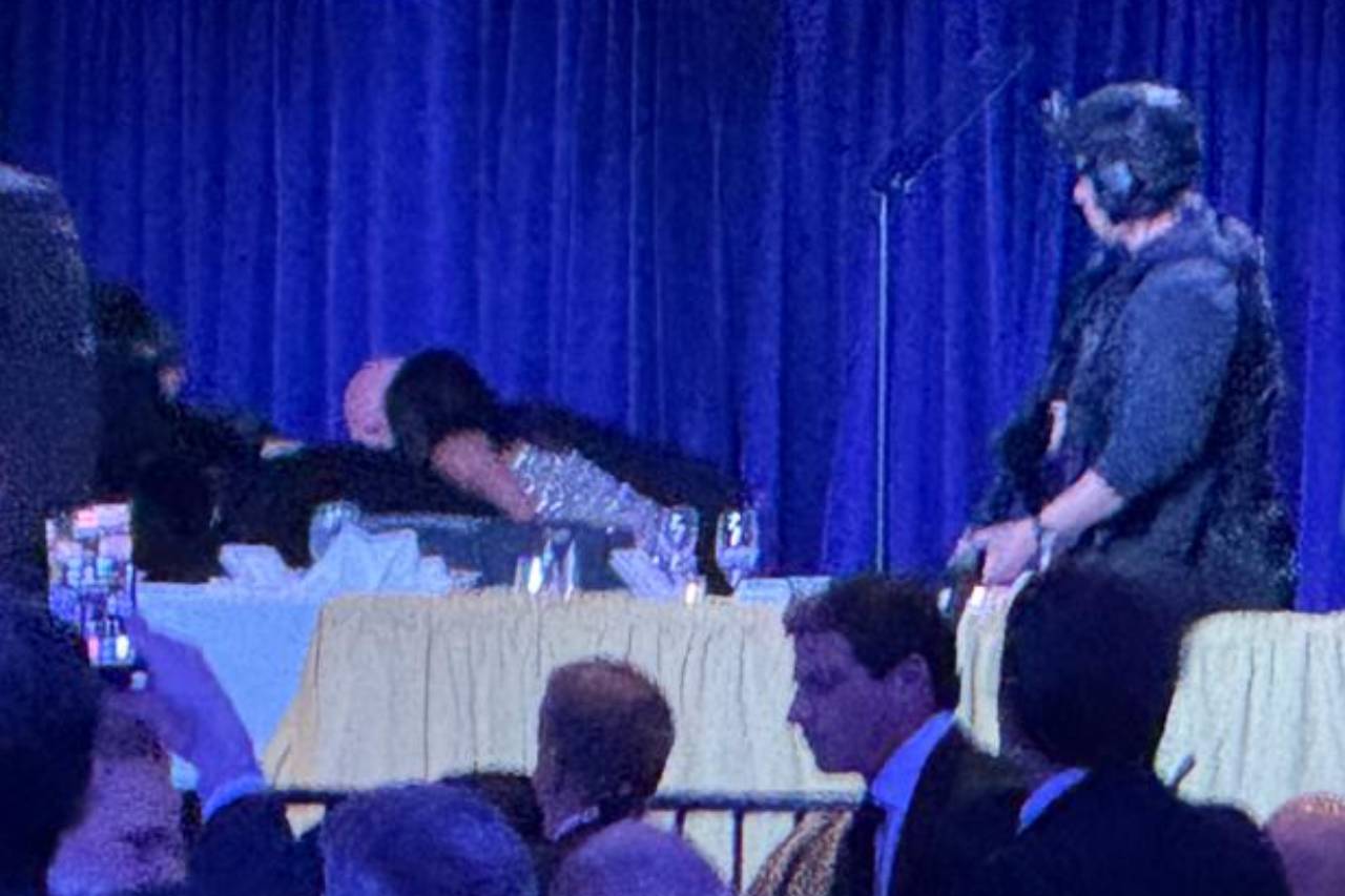 ධවල මන්දිර මාධ්‍යවේදීන්ගේ භෝජන සංග්‍රහය අතරතුරේ වෙඩි තැබීමක්