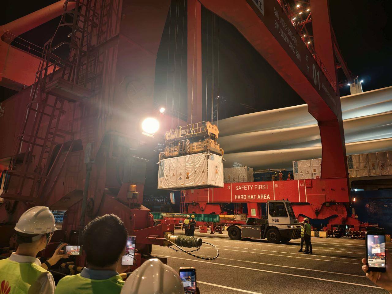 බැටරි බලශක්ති ගබඩා පද්ධති 6ක් කොළඹ වරායට රැගෙන එයි