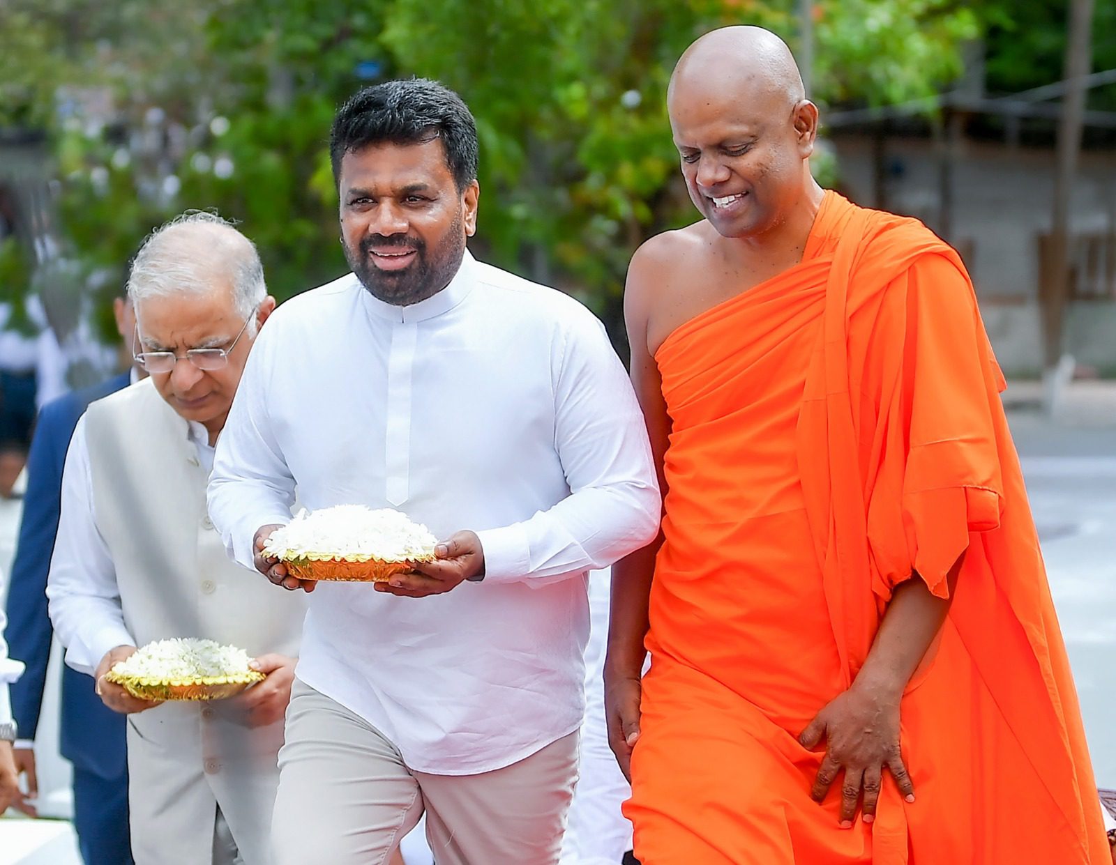 ජනපති අනුර විහාර හා දේවාලගම් පනතට අත තියයි
