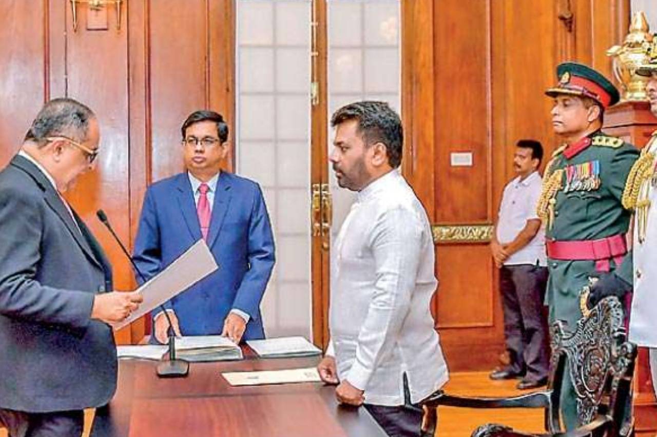 ගෙදර වැඩ සමබර කරගන්න ඕන නිසා මාලිමා ආණ්ඩුවේ තවත් ආණ්ඩුකාරවරයෙක් ධුරයට සමුදෙයි?