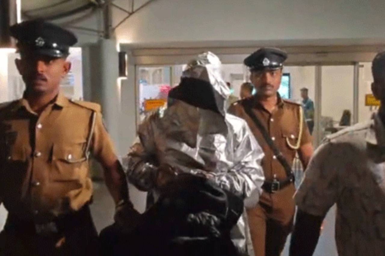 දැඩි රැකවල් මැද බටුවත්තේ චාමර ලංකාවට