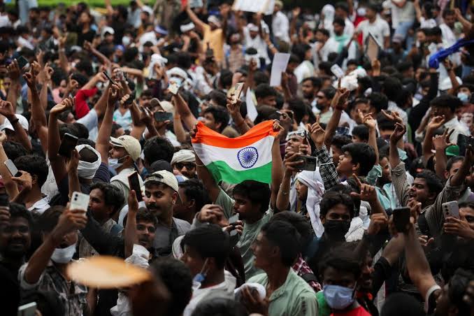 අධ්‍යාපන ඇමති ඉල්ලා අස්වෙයි – ඉන්දීය තරුණ විරෝධතා අවසන්, නව ඇමතිවරයෙක් පත් කෙරේ