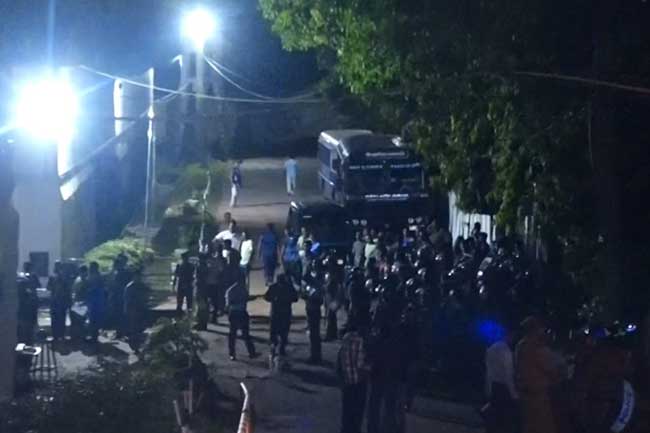නව මැගසින් බන්ධනාගාරයේ කලහකාරී තත්ත්වය මැඩපවත්වයි