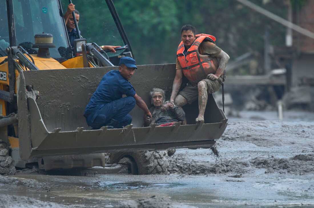 නේපාල ගංවතුරින් මියගිය ගණන 165ක් දක්වා ඉහළට