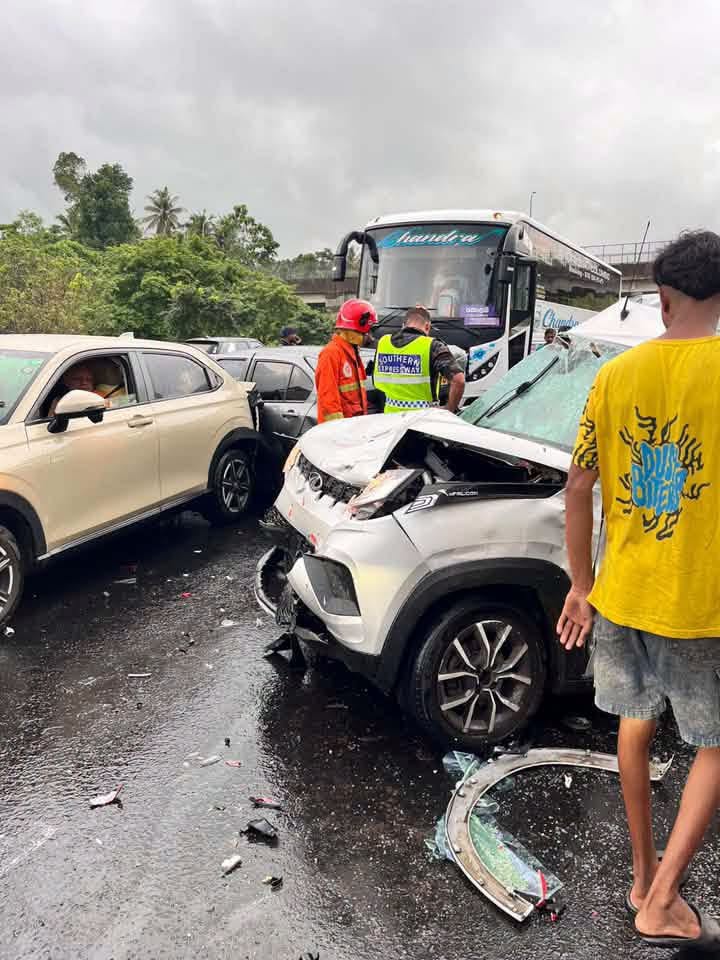 දක්ෂිණ අධිවේගියේ බස් රථ දෙකක් සහ කාර් 6ක් එකිනෙක ගැටෙයි – 10කට තුවාලයි