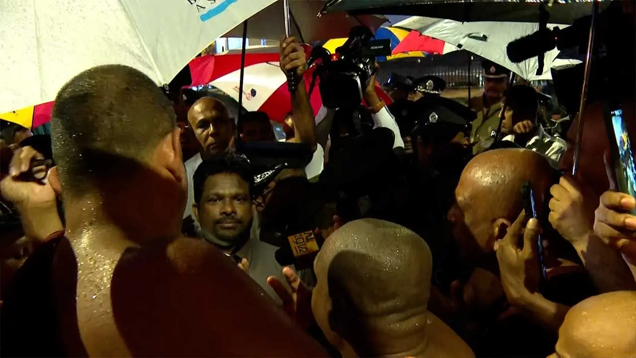 ජනපති ලේකම්ගේ තීරණයට මහා සංඝරත්නයේ දැඩි විරෝධය