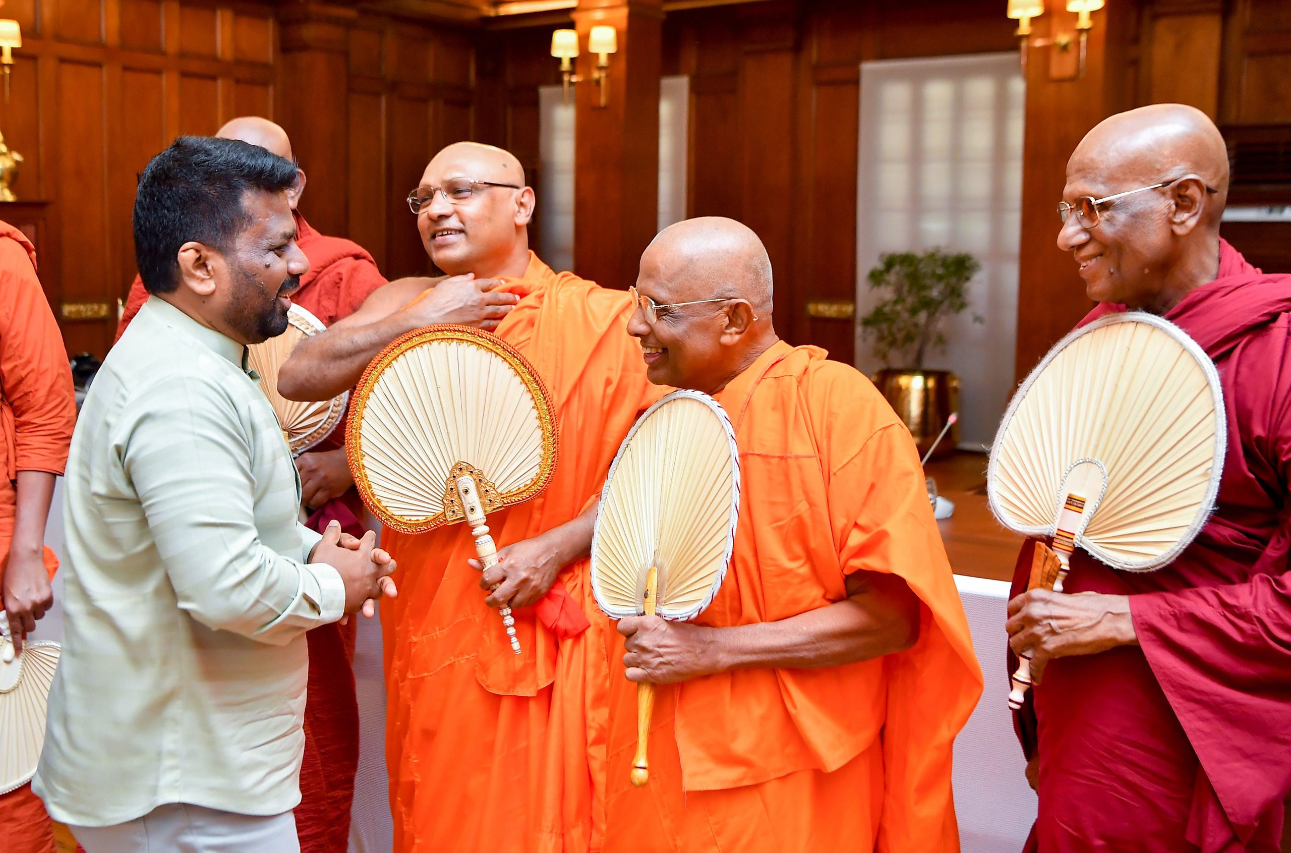 භික්ෂූන් වහන්සේලා බන්ධනාගාරගත කිරීමේ සහ පිටතට රැගෙන යාමේ නීති සංශෝධනයට විශේෂ කමිටුවක්