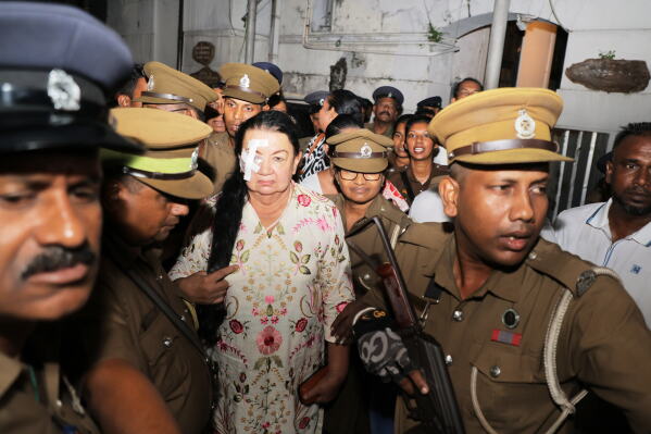 ශිරන්ති වැලිකඩ මැගසින් බන්ධනාගාරයට – විශේෂ ආරක්ෂාවක් යටතේ කාන්තා අංශයේ රඳවයි