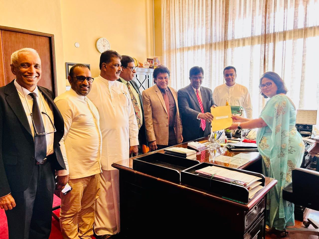 කථානායකට එරෙහි විශ්වාසභංග යෝජනාව මහලේකම්වරියට භාරදෙයි