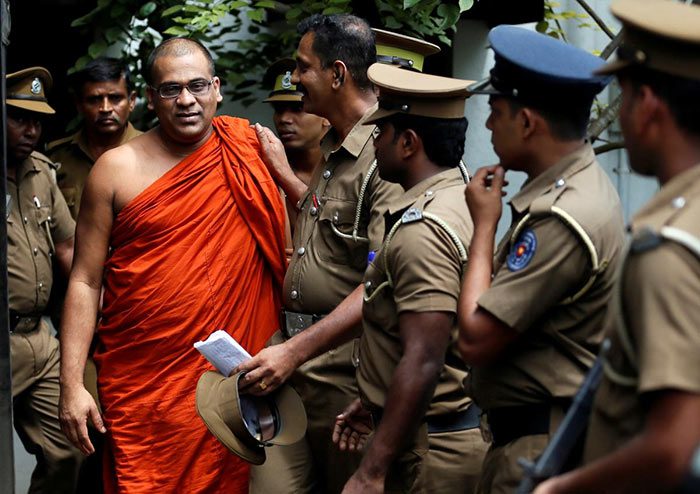 ඥානසාර හිමි සිරකරුවන්ගේ ජම්පරය ලබාදී සාමාන්‍ය වාට්ටුවකට ඇතුළත් කරයි