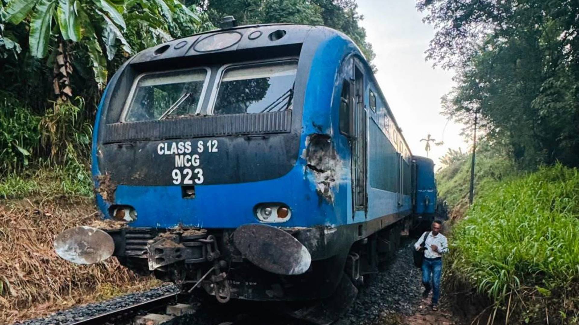 පේරාදෙණියෙන් පටන්ගත් පළමු කාර්යාල දුම්රියම ගංගොඩ සහ කඩිගමුව අතරදී පීලි පනී