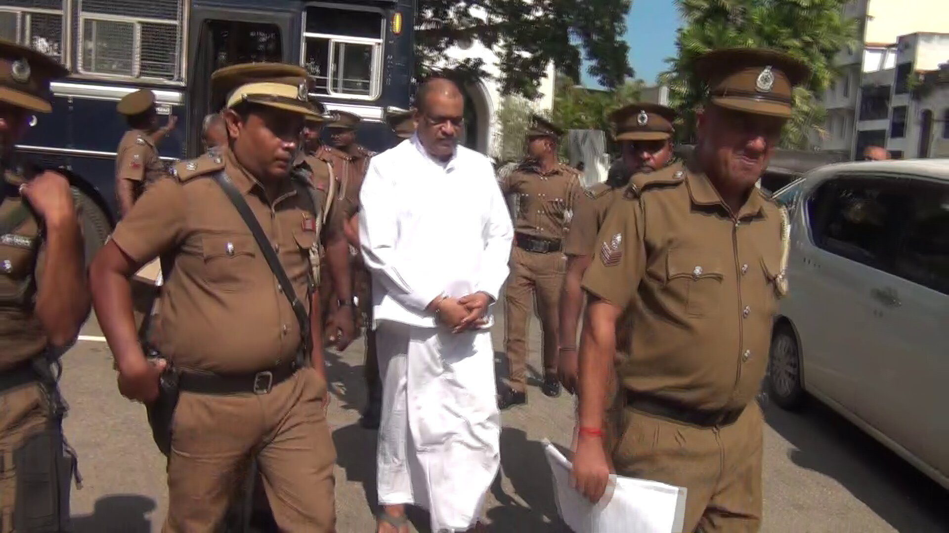 ඥානසාර හිමියන් ජම්පරයෙන් කොළඹ මහාධිකරණයට